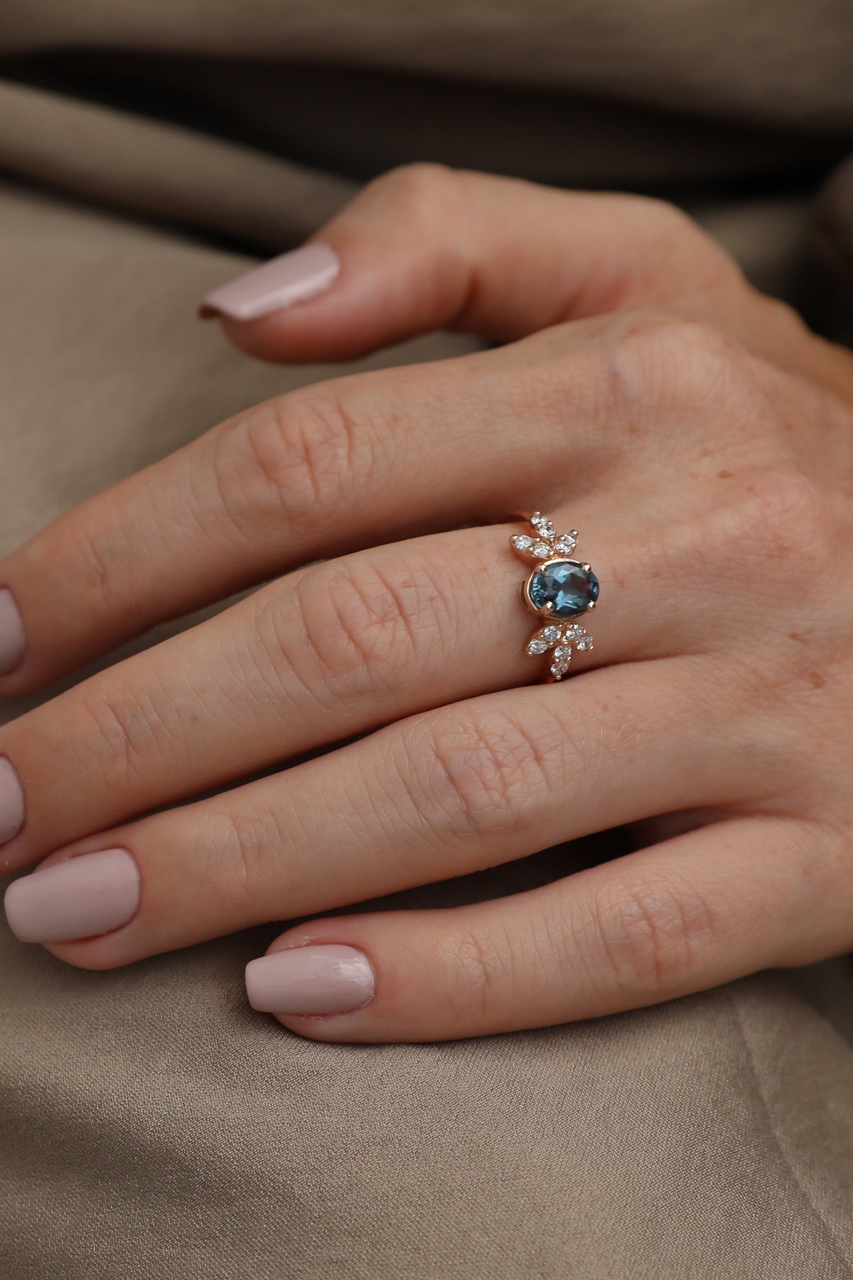 Celestial Bloom Blue Topaz Pırlanta Yüzük
