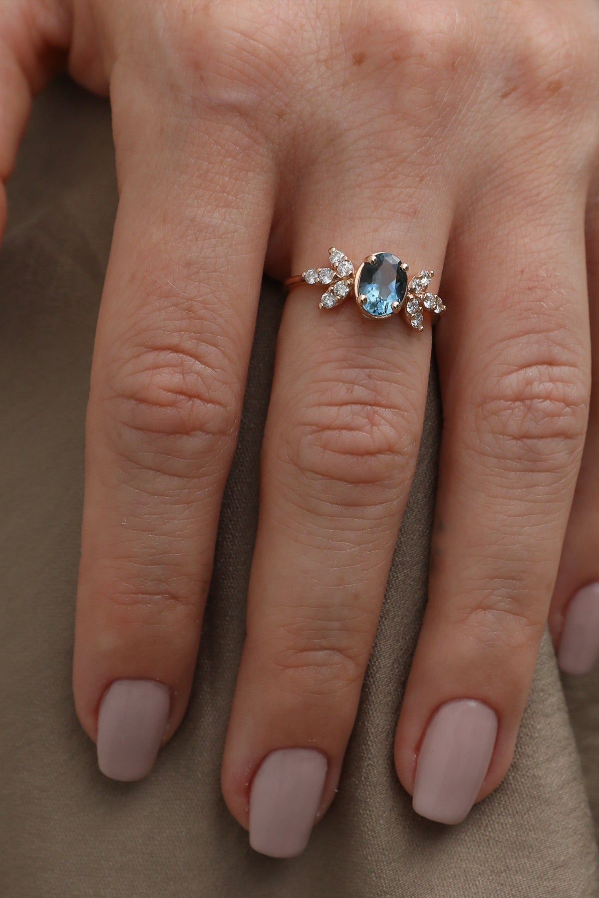 Celestial Bloom Blue Topaz Pırlanta Yüzük